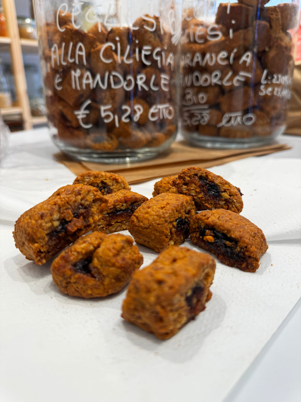 Biscotti Cegliesi mandorle e marmellata di ciliegie 100g €5,28