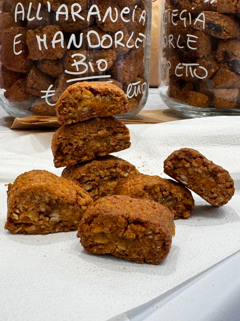 Biscotti Cegliesi mandorle e marmellata di arancia